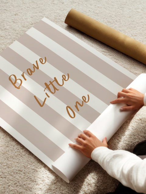 Minimalistyczny napis 'Brave Little One' Minimalistyczny napis 'Brave Little One'