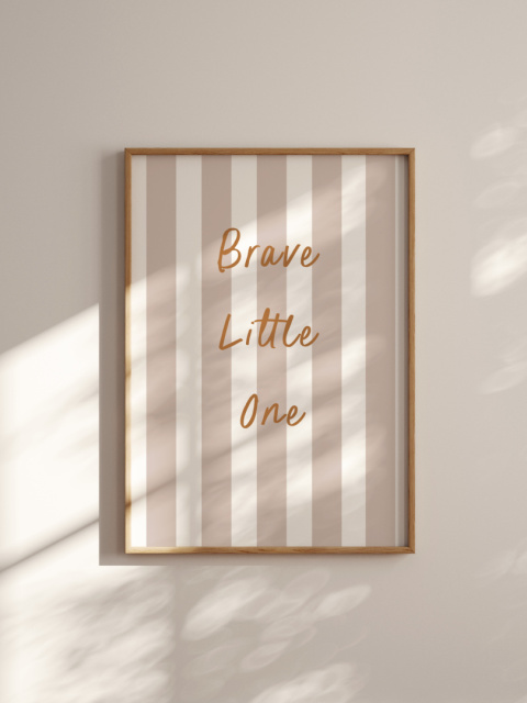 Minimalistyczny napis 'Brave Little One' Minimalistyczny napis 'Brave Little One'