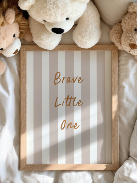 Minimalistyczny napis 'Brave Little One' Minimalistyczny napis 'Brave Little One'